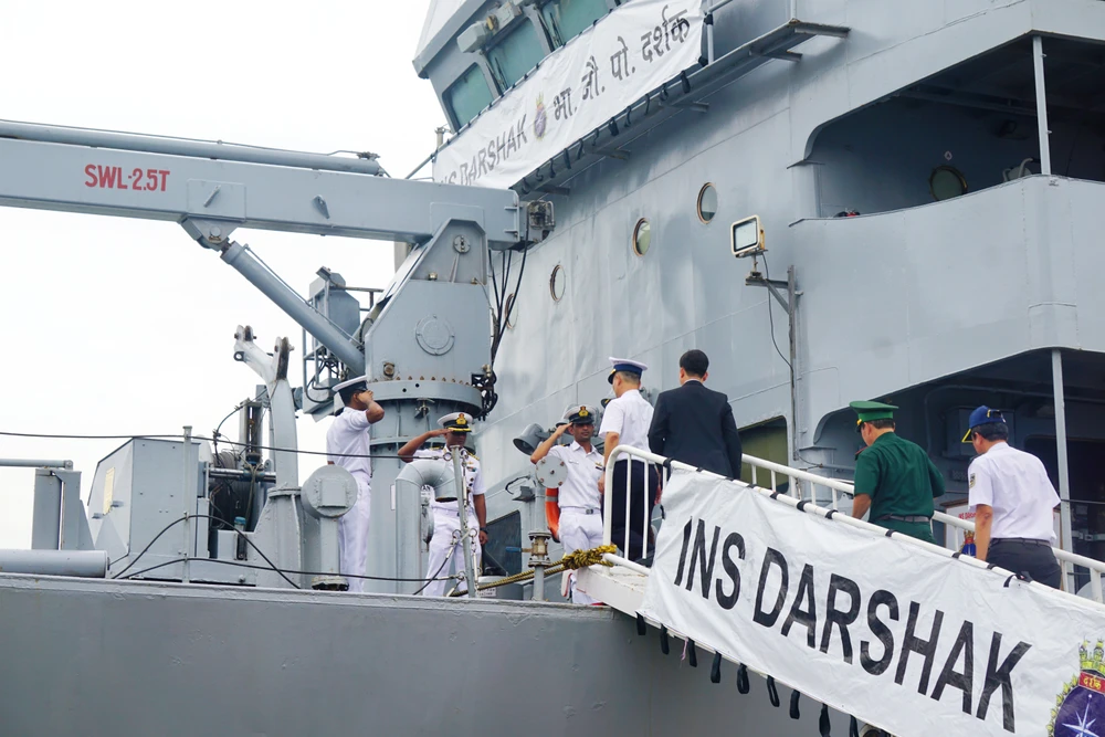 Đoàn Việt Nam lên tham quan tàu khảo sát INS DARSHAK. Ảnh: DƯƠNG KHANG