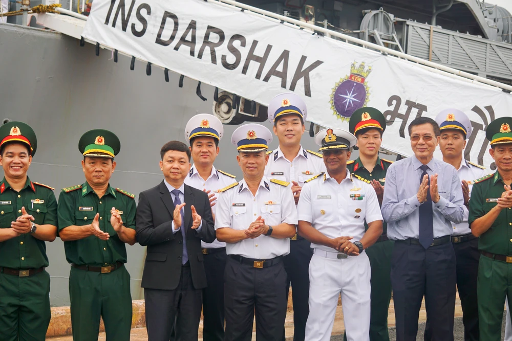 Thượng tá Phan Anh Tuấn - Phó Lữ đoàn trưởng Lữ đoàn 125 Hải quân Việt Nam (giữa) chụp ảnh lưu niệm cùng Đại tá C Praven Thomas (kế bên phải) tại cảng Sài Gòn sáng 29-5. Ảnh: DƯƠNG KHANG