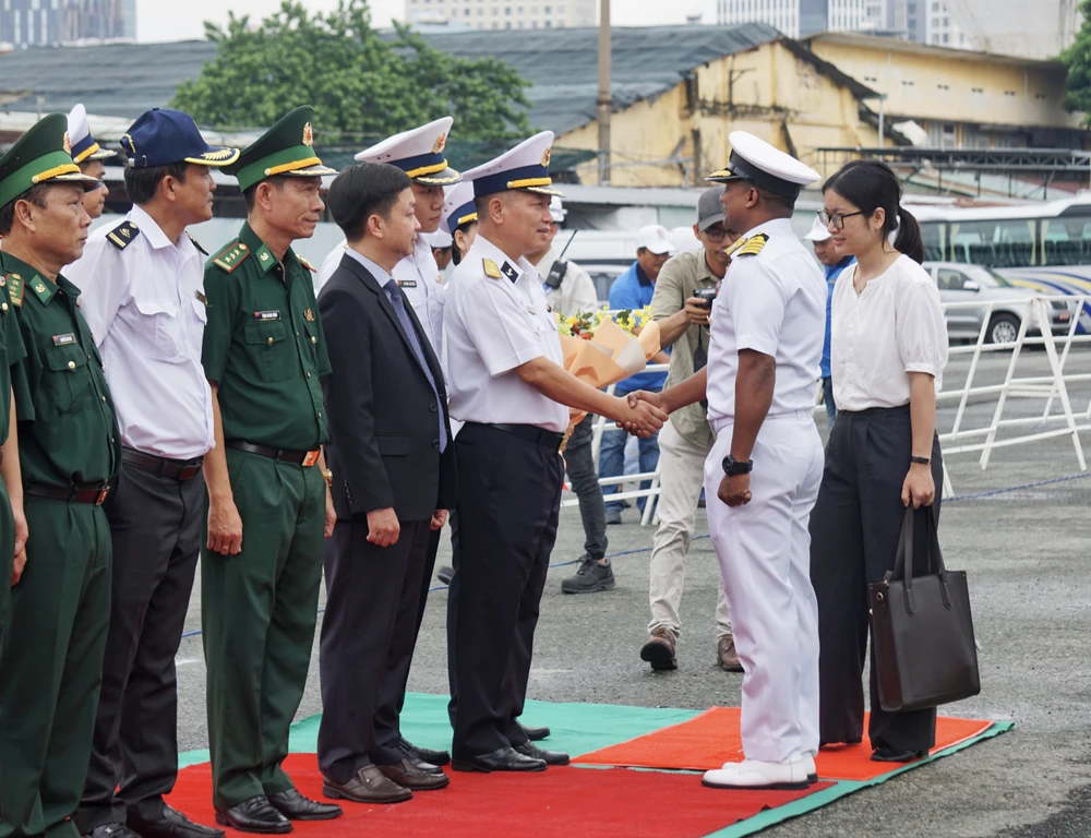 Thượng tá Phan Anh Tuấn - Phó Lữ đoàn trưởng Lữ đoàn 125 Hải quân Việt Nam bắt tay Đại tá C Praven Thomas của Hải quân Ấn Độ. Ảnh: DƯƠNG KHANG