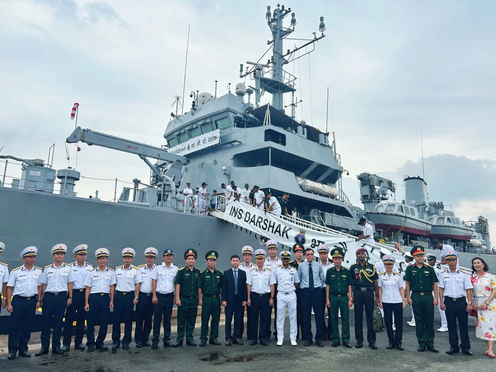 Đoàn Việt Nam và Ấn Độ chụp lưu niệm bên cạnh tàu khảo sát INS DARSHAK tại cảng Sài Gòn sáng 28-5. Ảnh: DƯƠNG KHANG