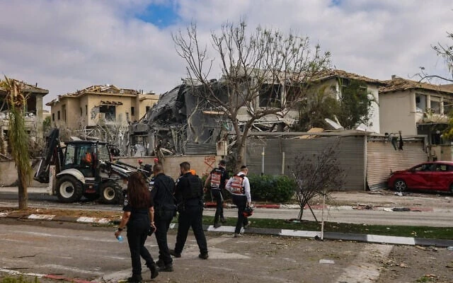 Tên lửa Iran trúng vào khu dân cư ở Tel Aviv ngày 22-6. Ảnh: AHMAD GHARABLI/AFP