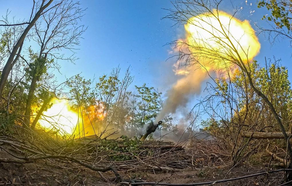 Quân Nga khai hỏa pháo trên chiến trường Ukraine. Ảnh: TASS