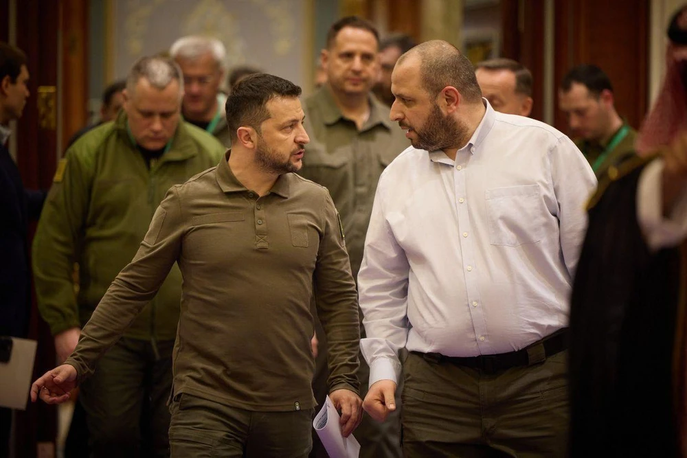 Bộ trưởng Quốc phòng Rustem Umerov (phải) cùng Tổng thống Volodymyr Zelensky. Ảnh: Rustem Umerov/X