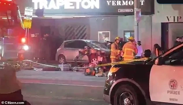 Ô tô lao vào đám đông