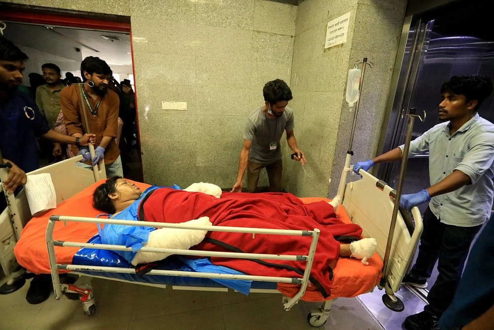 Nạn nhân vụ máy bay đâm xuống trường học ở Bangladesh ngày 21-7. Ảnh: THE DAILY STAR