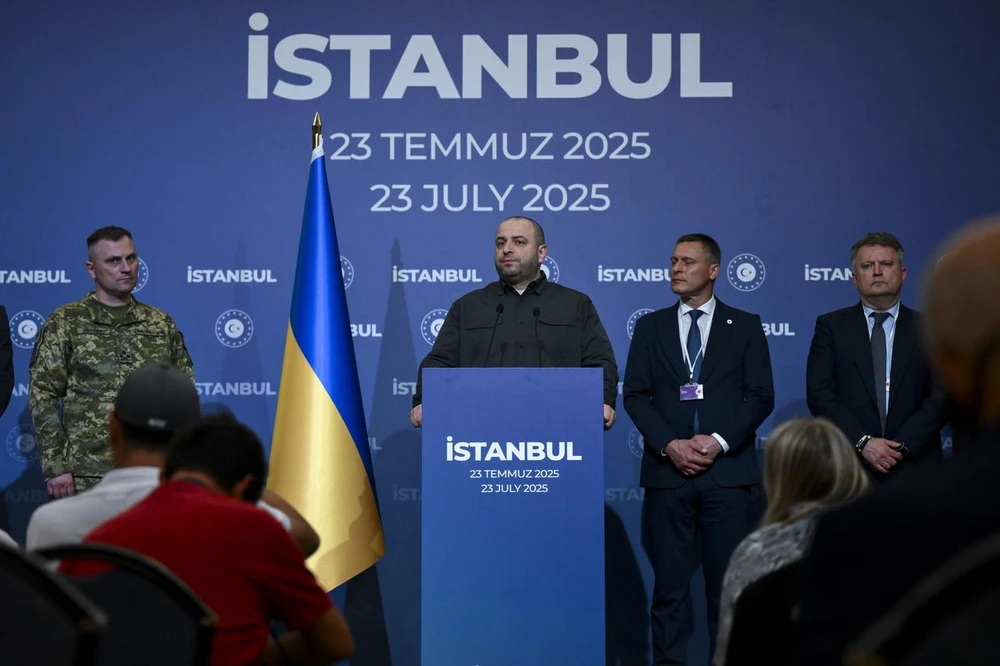 Thư ký Hội đồng An ninh và Quốc phòng Quốc gia Ukraine - ông Rustem Umerov phát biểu tại Cung điện Ciragan sau cuộc đàm phán trực tiếp Nga-Ukraine diễn ra ở Istanbul (Thổ Nhĩ Kỳ) vào ngày 23-7. Ảnh: ANADOLU