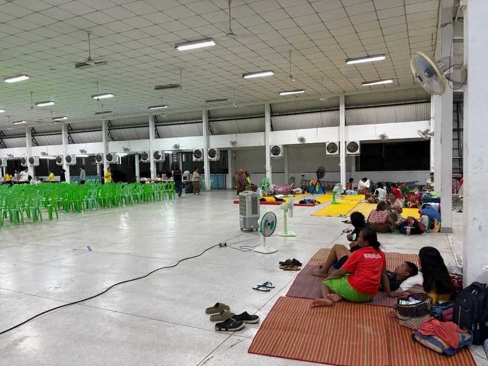 Người dân trú ẩn tại khuôn viên Trường ĐH Rajabhat Surindra, một trong hai địa điểm sơ tán ở tỉnh Surin. Ảnh: THE NEW YORK TIMES
