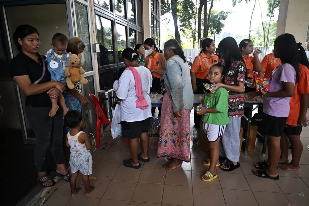 Người sơ tán xếp hàng nhận đồ ăn tại nhà thi đấu trong khuôn viên ĐHRajabhat Surindra, tỉnh biên giới Surin, Thái Lan. Ảnh: Lillian Suwanrumpha/AFP