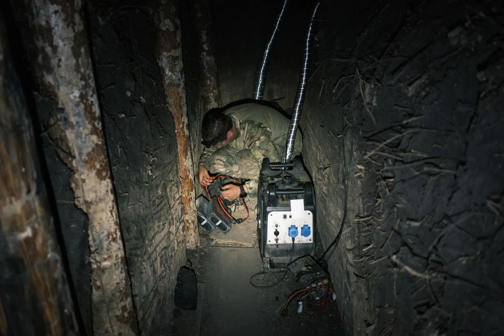 Một lính điều khiển UAV thuộc Lữ đoàn Liubart (Ukraine) đang chuẩn bị pin cho một chiếc UAV ném bom hạng nặng tại các vị trí gần Kostiantynivka. Ảnh: Francis Farrell/The Kyiv Independent