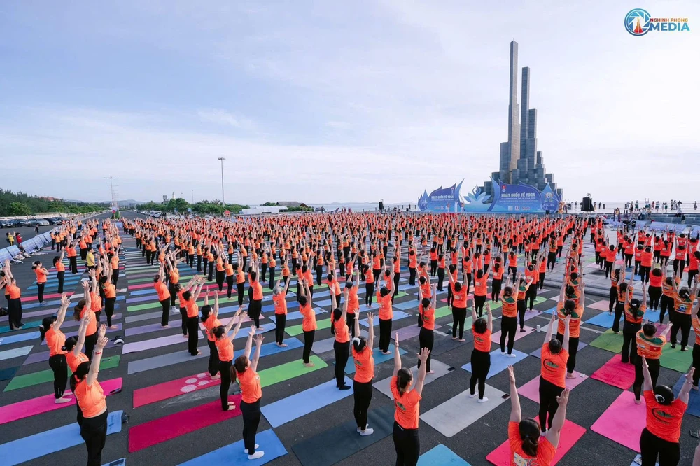 Kỷ niệm Ngày Quốc tế Yoga 2025 tổ chức tại tỉnh Phú Yên ngày 8-6. Ảnh: INDIA IN VIETNAM/NGHINH PHONG MEDIA