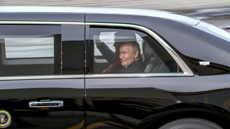 Tổng thống Mỹ Donald Trump và Tổng thống Nga Vladimir Putin trên xe di chuyển Căn cứ Liên hợp Elmendorf–Richardson ở Anchorage, Alaska ngày 15-8. Ảnh: NBC News