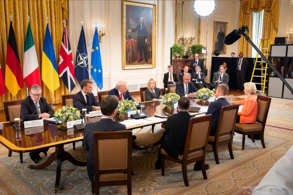 Thủ tướng Đức Friedrich Merz (góc bàn bên phải phía Tổng thống Mỹ Donald Trump) tại hội nghị thượng đỉnh ở Nhà Trắng ngày 18-8. Ảnh: Friedrich Merz/X