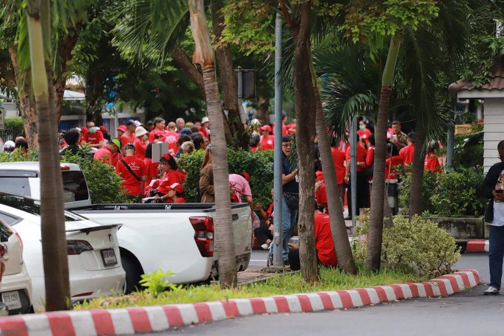 Người dân đến ủng hộ cựu Thủ tướng Thái Lan Thaksin sáng 22-8. Ảnh: KHAOSOD