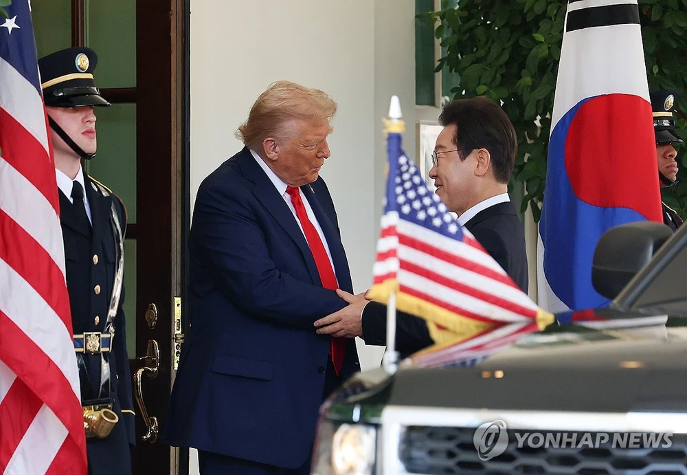 Tổng thống Mỹ Donald Trump (phải) tiếp đón Tổng thống Hàn Quốc Lee Jae-myung tới Nhà Trắng ngày 25-8. Ảnh: YONHAP
