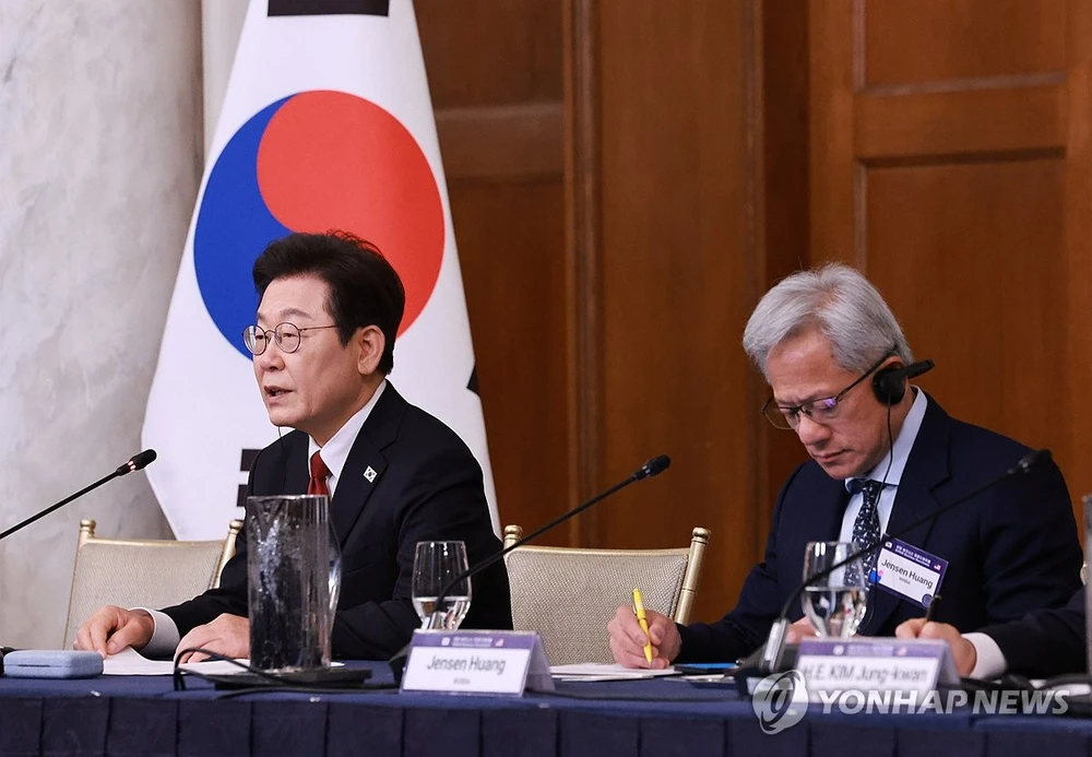 Tổng thống Lee Jae-myung (trái) phát biểu tại tọa đàm doanh nghiệp Hàn Quốc-Mỹ tổ chức tại một khách sạn ở Washington, D.C. (Mỹ), ngày 25-8. Ảnh: YONHAP