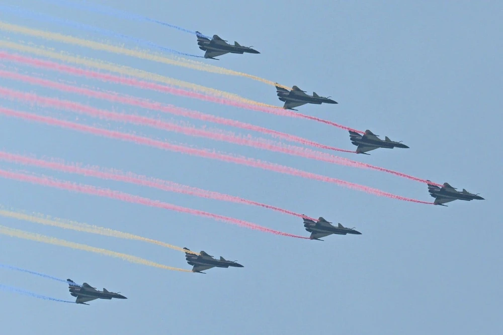 Đội hình Máy bay Huấn luyện J-10 của Trung Quốc trong lễ duyệt binh sáng 3-9. Ảnh: AFP