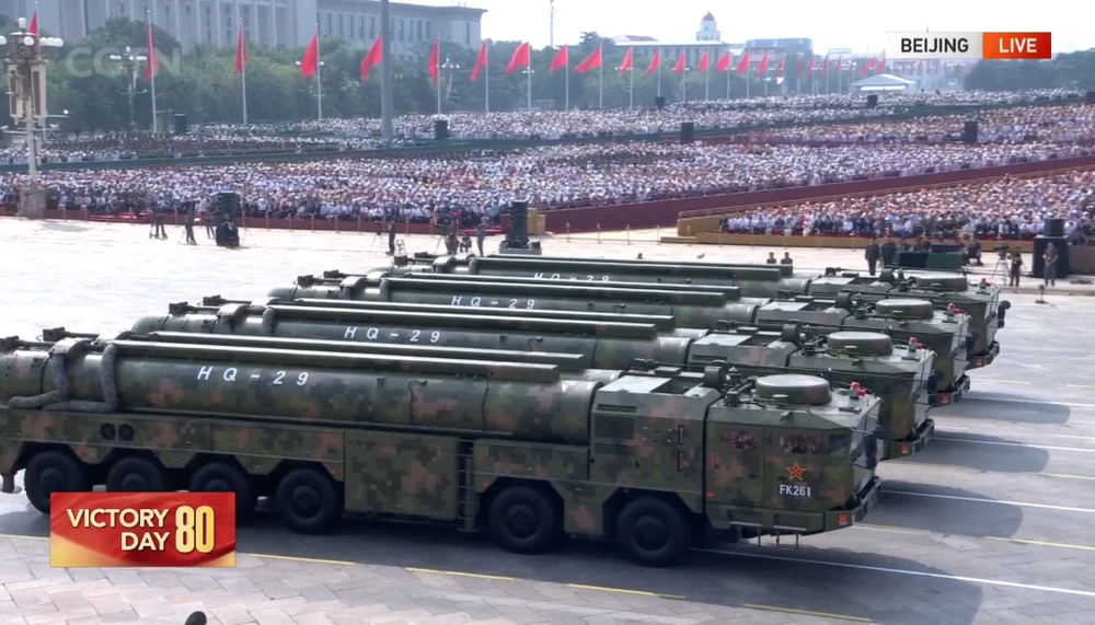 Các đội hình Phát hiện Cảnh báo sớm, Phòng không và Chống UAV sử dụng radar di động thế hệ mới, tên lửa đất đối không nhiều lớp và vũ khí công suất cao để phát hiện, cảnh báo sớm và vô hiệu hóa mọi mối đe dọa từ trên không, bao gồm máy bay tàng hình, tên lửa đạn đạo và UAV. Ảnh: CGTN