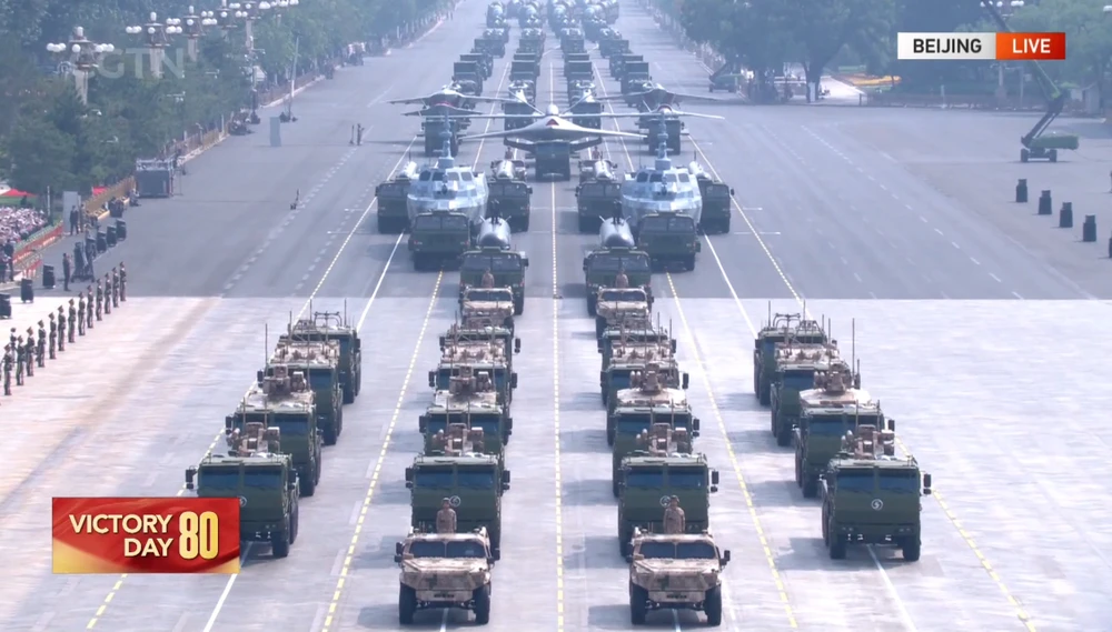 Các đội hình Tác chiến Không người lái trên bộ, trên biển và trên không có khả năng thực hiện trinh sát, tấn công, gỡ mìn, chiếm lĩnh mục tiêu và hỗ trợ hiệp đồng. Các thiết bị có thể hoạt động độc lập, linh hoạt theo nhóm, điều khiển từ xa, tấn công khó phát hiện và phối hợp tự động, mở ra mô hình tác chiến tương lai kết hợp giữa lực lượng có người lái và không người lái. Ảnh: CGTN