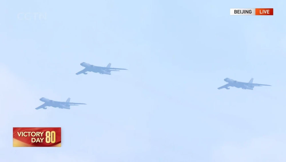 Máy bay ném bom chiến lược H-6N cùng các máy bay H-6K và H-6J bay trong Đội hình Máy bay Ném bom, có khả năng tấn công tầm xa, tuần tra diện rộng và tiến công ngoài khu vực phòng thủ. Ảnh: CGTN