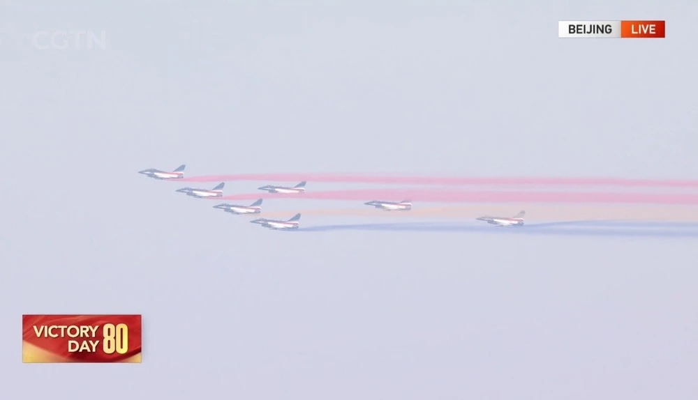Cuối cùng, Đội hình Máy bay Huấn luyện gồm bảy máy bay J-10 bay vòng cung trên bầu trời Bắc Kinh. Ảnh: CGTN