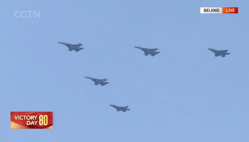 Đội hình Máy bay Trên tàu sân bay gồm hai đội hình chữ V với các loại máy bay J-15DH, J-15DT, J-35 và J-15T. Từ cất cánh kiểu nhảy ván đến cất cánh bằng bàn đẩy, đội hình cho thấy máy bay trên tàu sân bay của Trung Quốc đã có bước phát triển nhảy vọt. Ảnh: CGTN