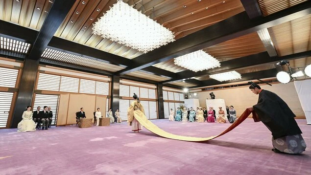 Hoàng tử Nhật Hisahito, trong trang phục lễ nghi, đi trong phòng Shunju-no-Ma của Hoàng cung ở Tokyo vào ngày 6-9, đội vương miện do Thiên hoàng Naruhito trao trong nghi lễ trưởng thành. Ảnh: KYODO NEWS