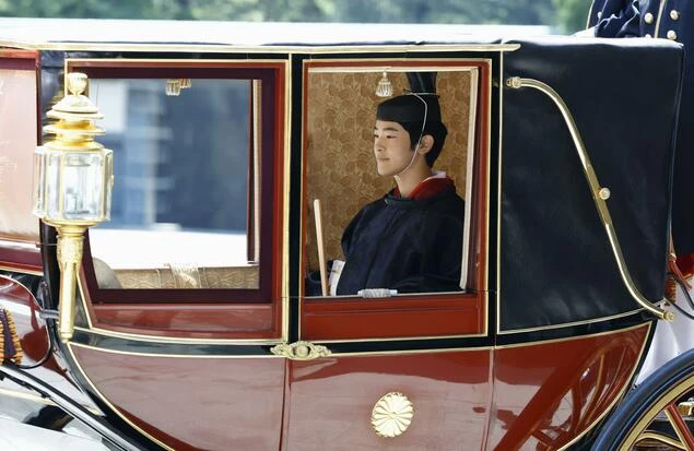 Hoàng tử Nhật Hisahito ngồi trên xe kéo đi tới Điện thánh Hoàng cung ở Tokyo trong nghi lễ trưởng thành vào ngày 6-9. Ảnh: KYODO NEWS