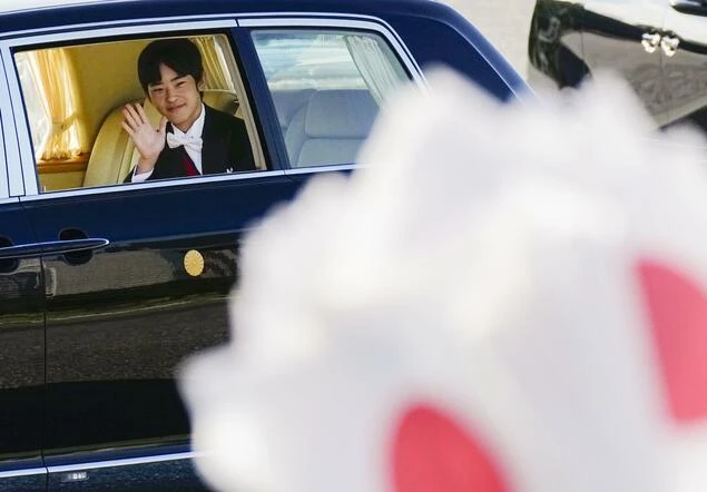 Hoàng tử Nhật Hisahito vẫy chào người dân tại một quảng trường gần Cung điện Hoàng gia ở Tokyo vào ngày 6-9, sau khi kết thúc lễ trưởng thành. Ảnh: KYODO NEWS