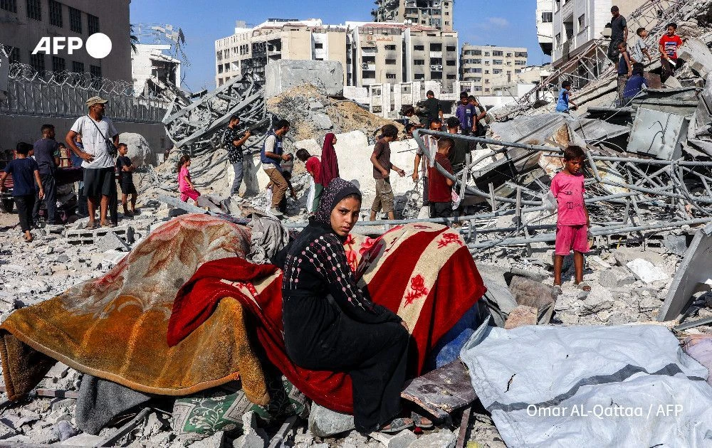 Người dân Gaza giữa đống hoang tàn sau nhiều cuộc không kích của Israel những ngày gần đây. Ảnh: AFP