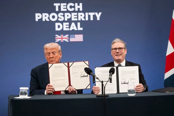 Ông Trump và ông Starmer tại buổi tiếp các doanh nhân ở Chequers sau khi ký thỏa thuận hợp tác công nghệ. Ảnh: THE NEW YORK TIMES