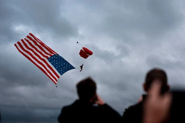 Màn nhảy dù đón Tổng thống Mỹ Donald Trump tại dinh thự Chequers. Ảnh: THE NEW YORK TIMES