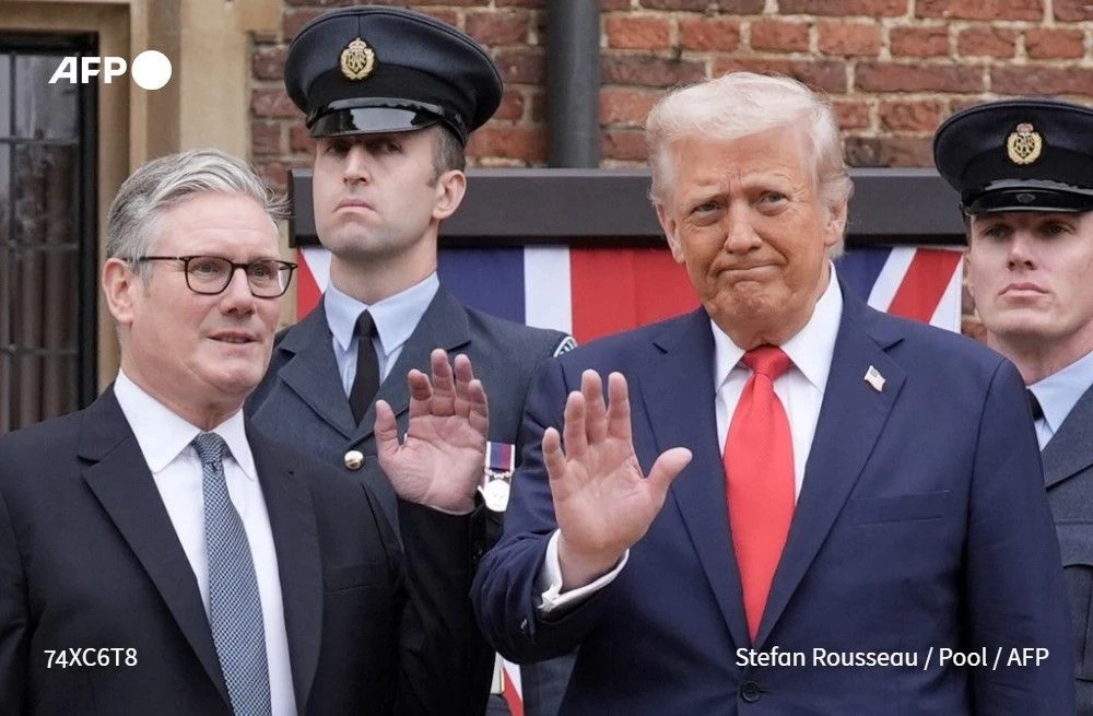 Thủ tướng Anh Keir Starmer (trái) và Tổng thống Mỹ Donald Trump trong hội nghị thượng đỉnh tại Anh. Ảnh: AFP