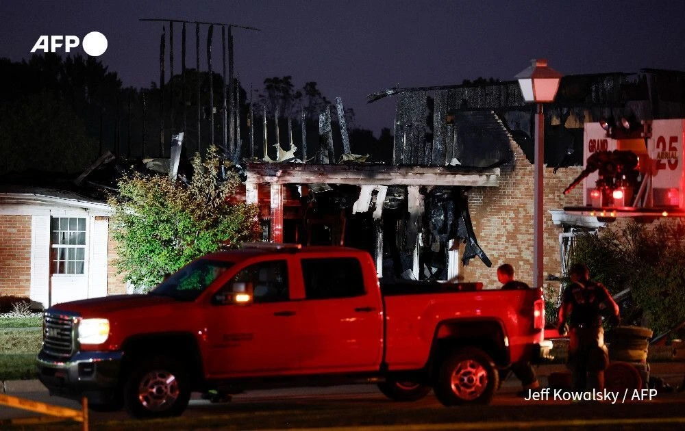 xả súng rồi đốt nhà thờ