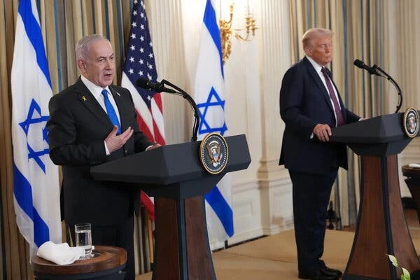 Tổng thống Mỹ Donald Trump (phải) họp báo cùng Thủ tướng Israel - ông Benjamin Netanyahu tại Nhà Trắng hôm 29-9. Ảnh: Doug Mills/The New York Times