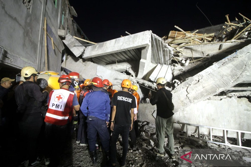 Lực lượng cứu hộ nỗ lực cứu các nạn nhân bị chôn vùi trong vụ sập trường học ở Indonesia chiều 29-9. Ảnh: ANTARA