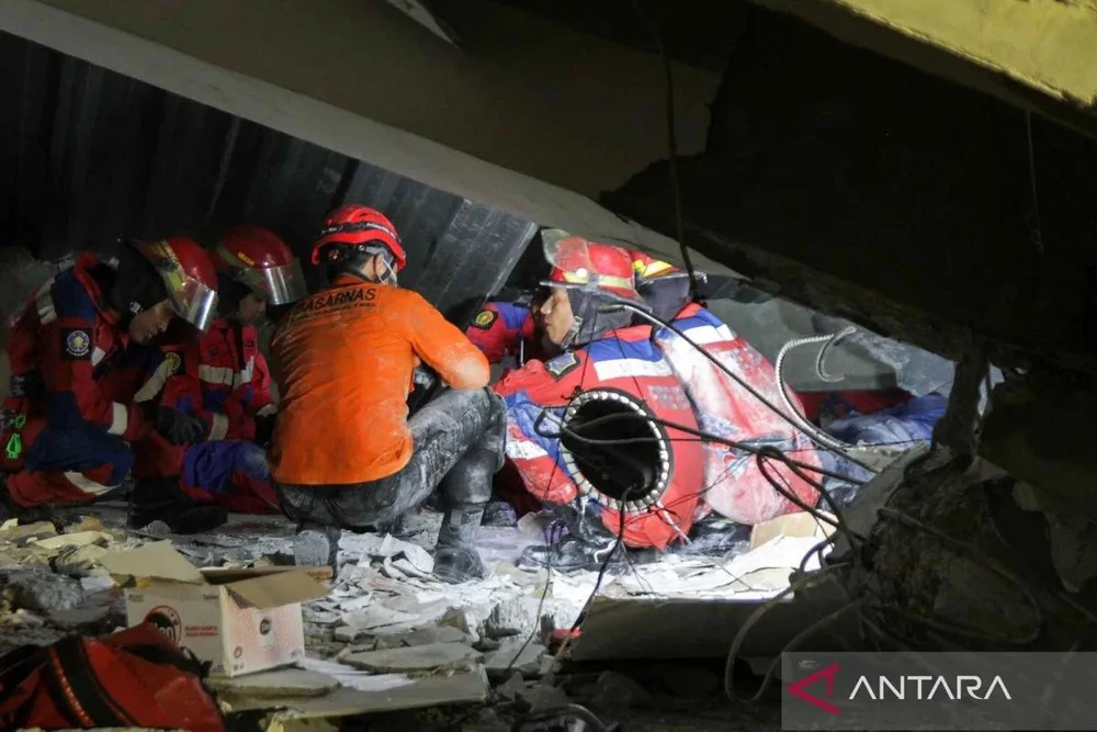 sập trường học