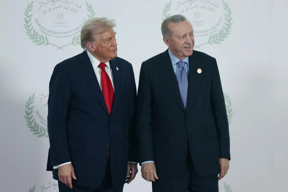 Tổng thống Thổ Nhĩ Kỳ Recep Tayyip Erdogan (phải) và Tổng thống Mỹ Donald Trump gặp nhau khi tham dự lễ ký kết Thỏa thuận hòa bình Trump về Gaza ngày 13-10 tại Ai Cập. Ảnh: ANADOLU