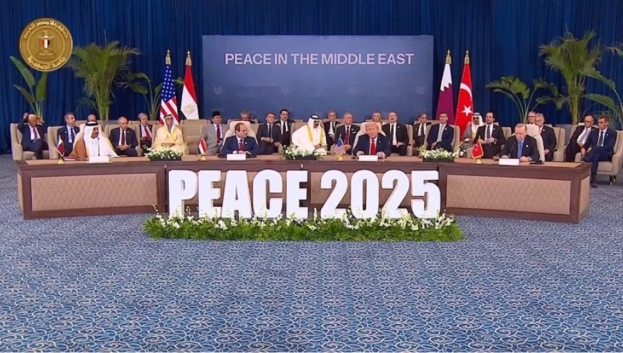 (Từ trái sang trên bàn): Quốc vương Qatar - ông Tamim bin Hamad Al-Thani, Tổng thống Ai Cập Abdel Fattah el-Sisi, Tổng thống Mỹ Donald Trump, Tổng thống Thổ Nhĩ Kỳ Recep Tayyip Erdogan ký Thỏa thuận hòa bình Trump về Gaza. Ảnh: SIS