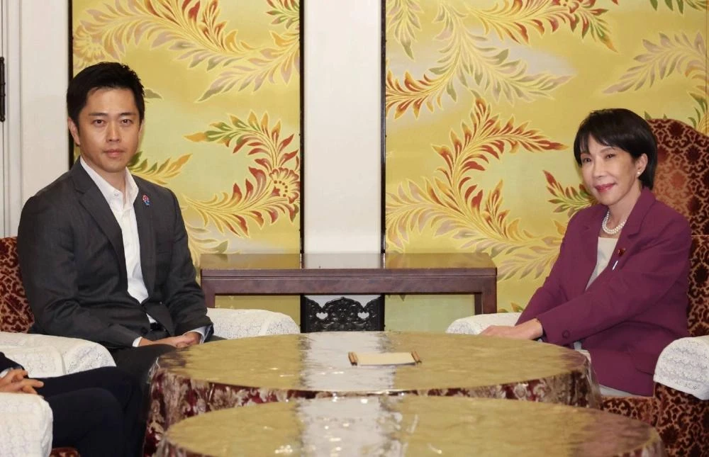 Chủ tịch đảng Dân chủ Tự do (LDP) Sanae Takaichi (phải) và lãnh đạo đảng Đổi mới Nhật (JIP) Hirofumi Yoshimura trong cuộc gặp hôm 15-10 tại Tokyo. Ảnh: JIJI/JAPAN TIMES