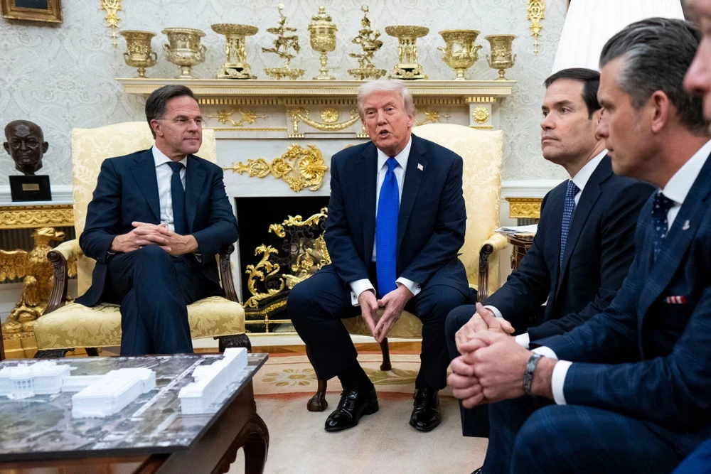 Ông Trump gặp Tổng thư ký NATO, giải thích lý do hủy họp với ông Putin .jpg