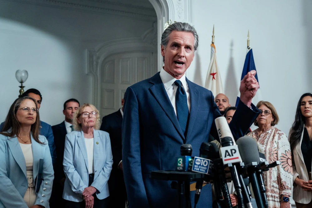 Gavin Newsom thống đốc california.jpg