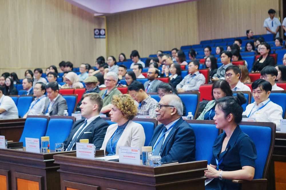 Trường ĐH Kinh tế - Luật cùng các học giả quốc tế tìm lời giải cho ‘chuyển đổi kép’.jpg