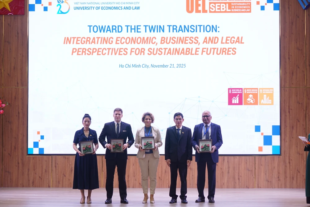 Trường ĐH Kinh tế - Luật cùng các học giả quốc tế tìm lời giải cho ‘chuyển đổi kép’.jpg