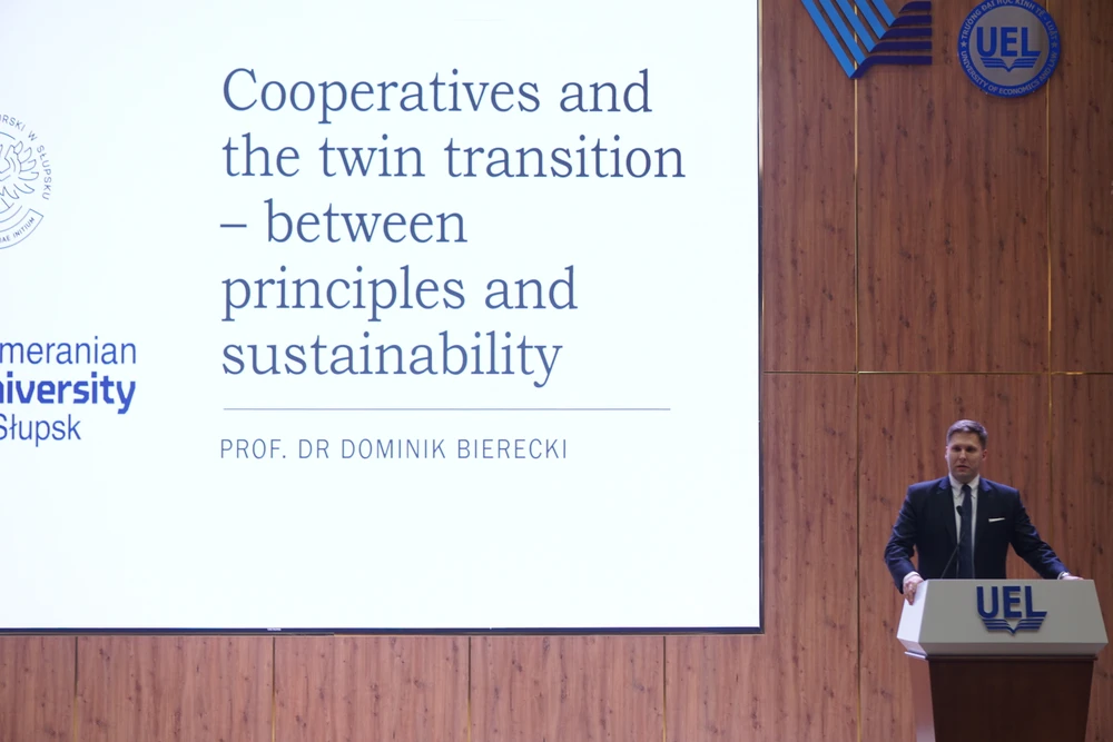 Trường ĐH Kinh tế - Luật cùng các học giả quốc tế tìm lời giải cho ‘chuyển đổi kép’.jpg