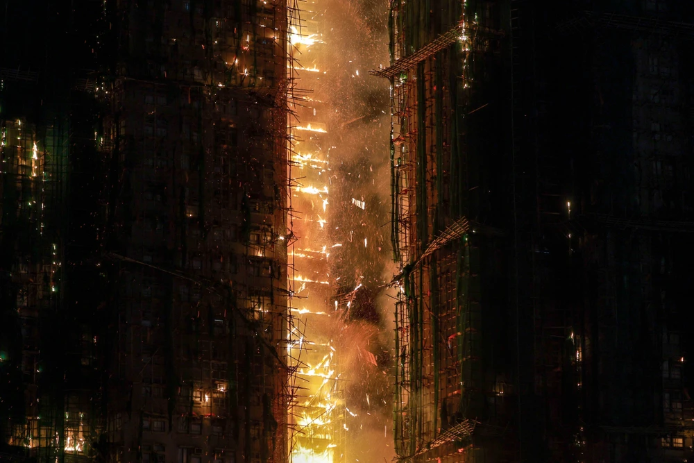 Ngọn lửa bao trùm giàn giáo tre trên nhiều tòa nhà tại khu chung cư ở Wang Fuk Court ngày 26-11. Ảnh: Andy Chong/China Daily