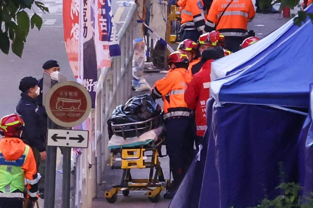 Lực lượng cứu hỏa làm việc tại hiện trường. Ảnh: SCMP