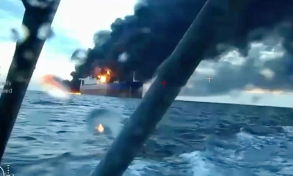 Hai tàu được cho thuộc ‘hạm đội bóng tối’ của Nga nổ ở Thổ Nhĩ Kỳ là do Ukraine tấn công?.jpg