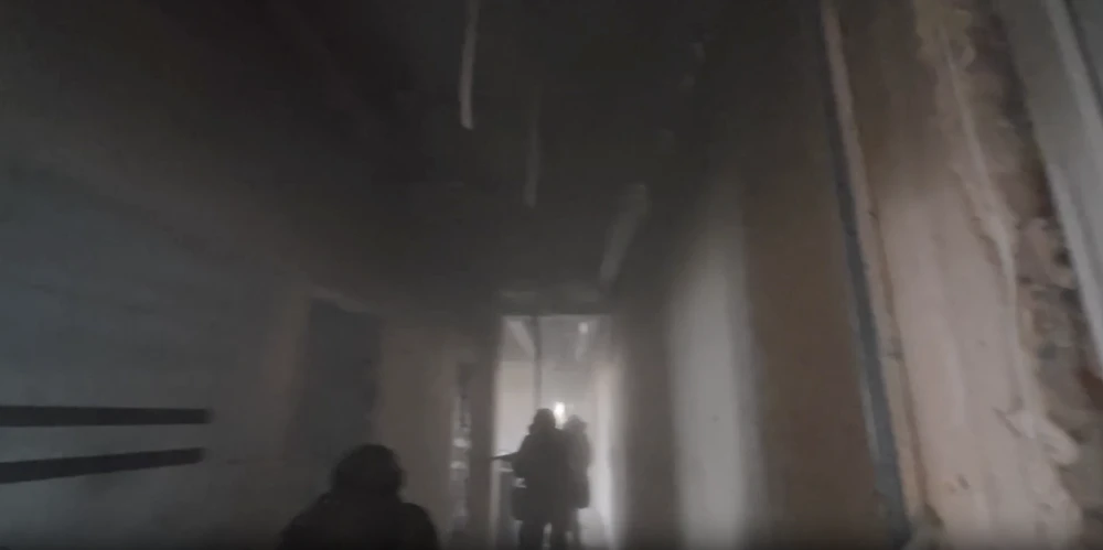 Ảnh chụp màn hình video do Bộ Quốc phòng Nga cung cấp, cho thấy lính Nga tác chiến trên từng căn nhà ở Pokrovsk