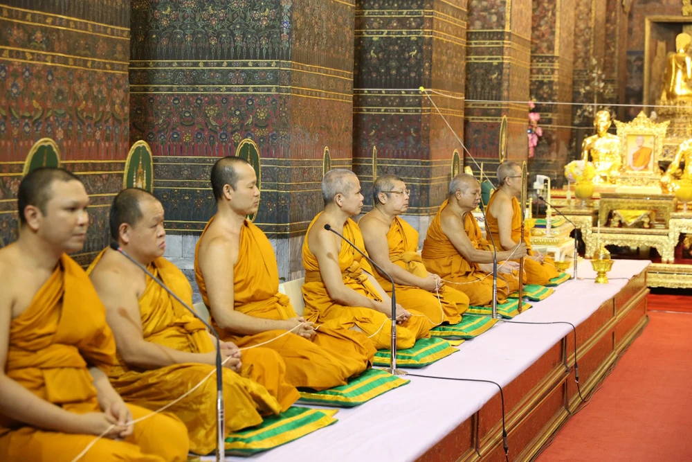 Người dân tham gia lễ cầu nguyện đêm giao thừa tại chùa Wat Phra Chetuphon Vimolmangklararm (Wat Pho), hoàng gia tự viện ở Bangkok, Thái Lan. Ảnh: KHAOSOD