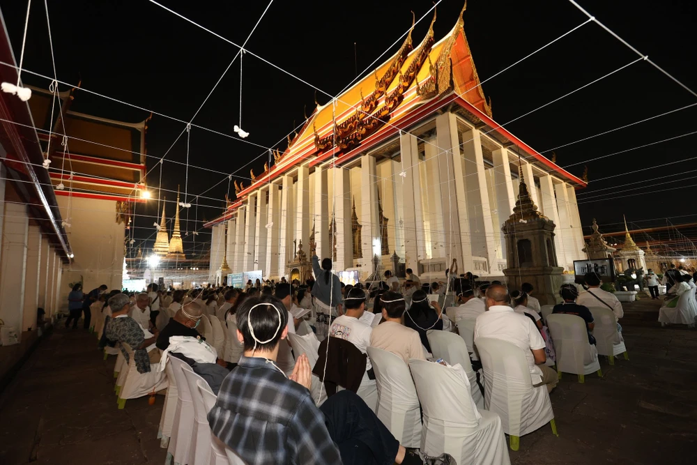 Người dân tham gia lễ cầu nguyện đêm giao thừa tại chùa Wat Phra Chetuphon Vimolmangklararm (Wat Pho), hoàng gia tự viện ở Bangkok, Thái Lan. Ảnh: KHAOSOD